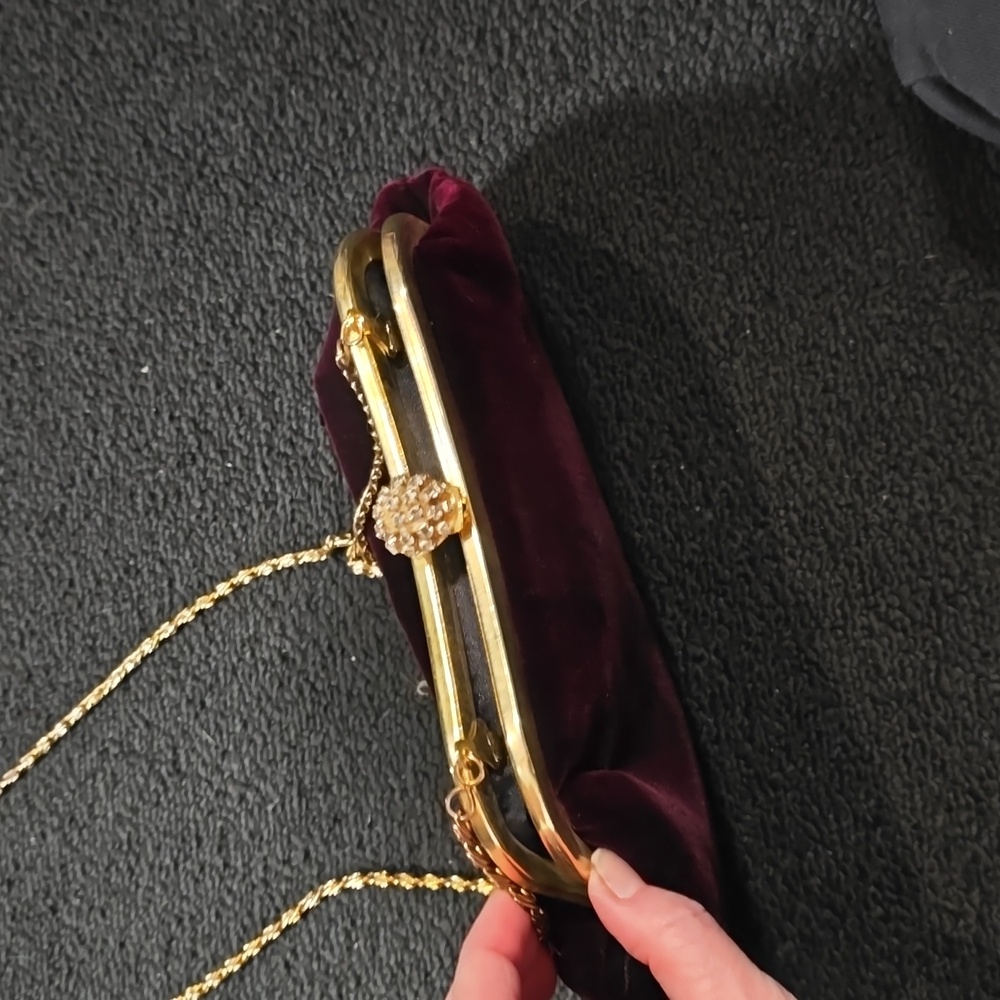 Burgundy velvet vintage purse - Picture 3 of 7